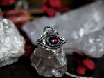 Charger l&#39;image dans la galerie, Amulette Oeil XI - Grenat rouge &amp; Argent 925
