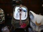 Charger l&#39;image dans la galerie, Collier Clef Antique - Quartz Ruby &amp; Quartz Clair - Cuivre
