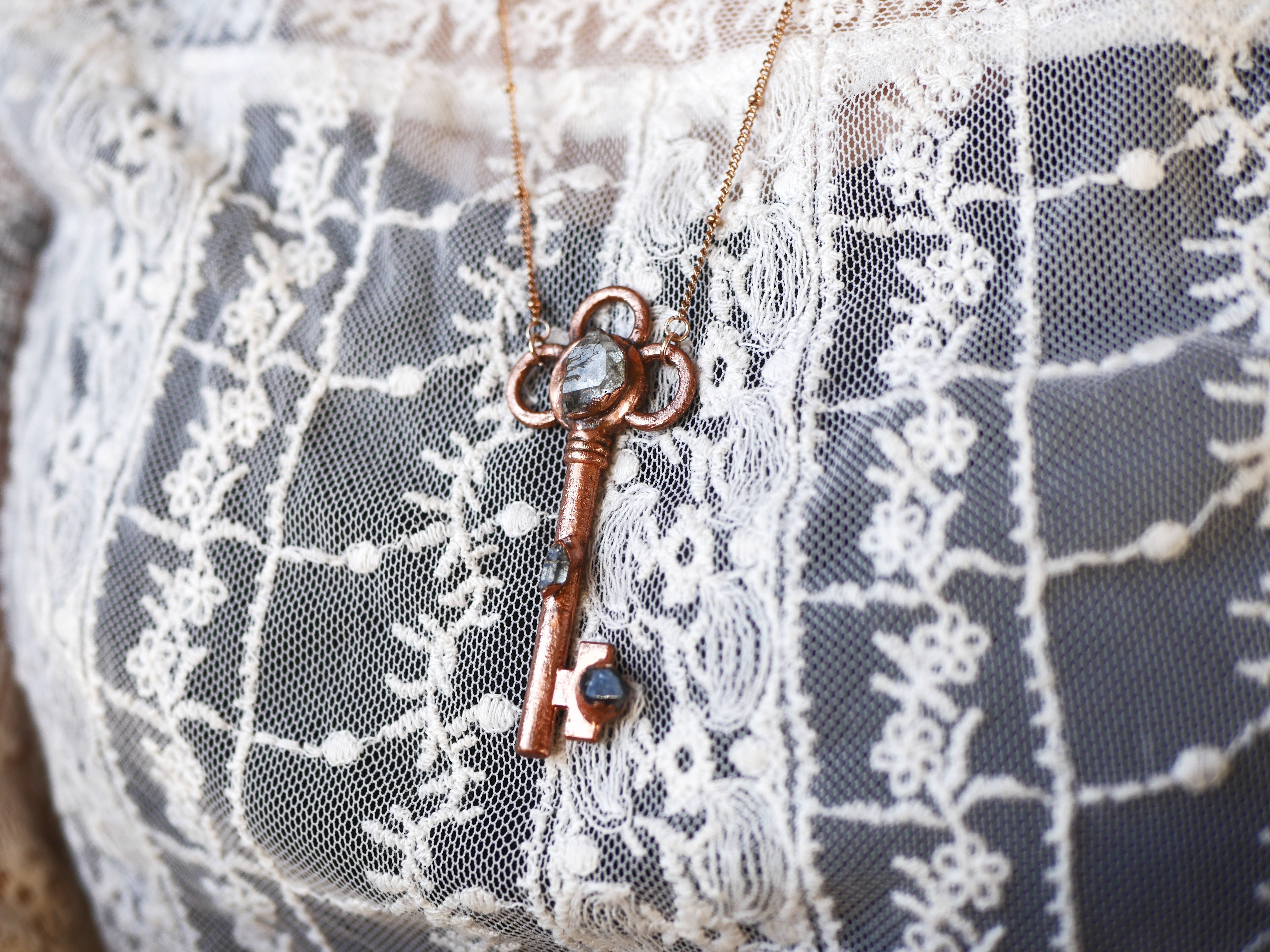 Collier Clef Antique - Diamant d'Herkimer brut - Cuivre