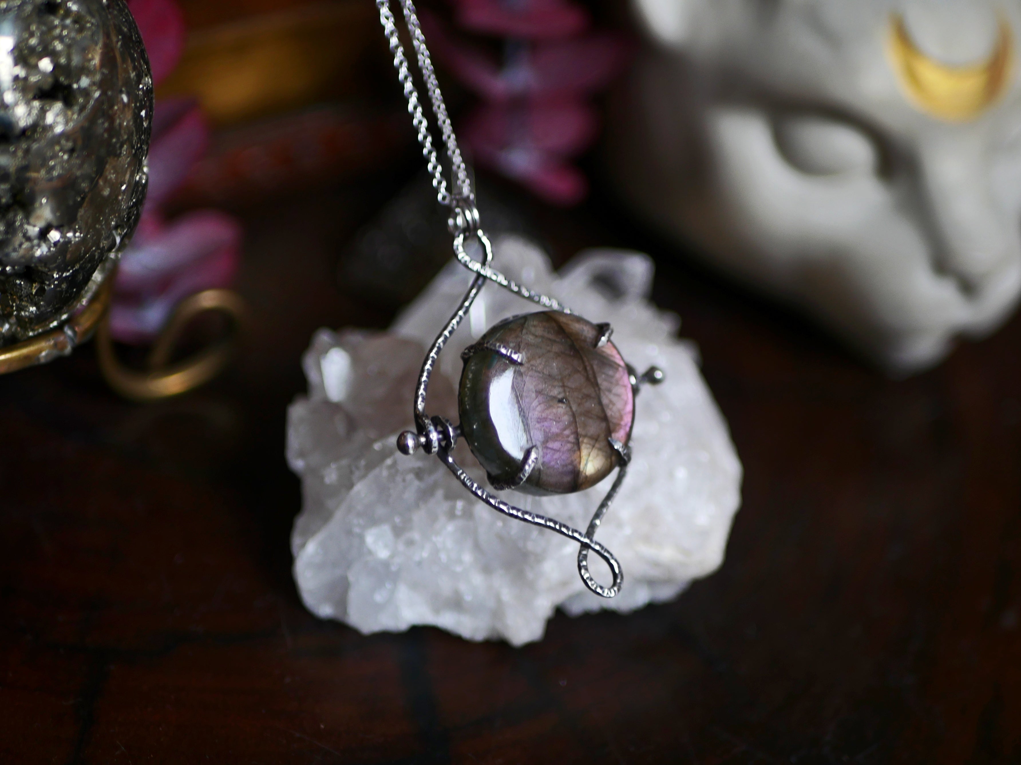 Réservé Eglantine - Talisman réversible Protection & Guérison - Moyen - Labradorite violette & Péridot - Argent 925