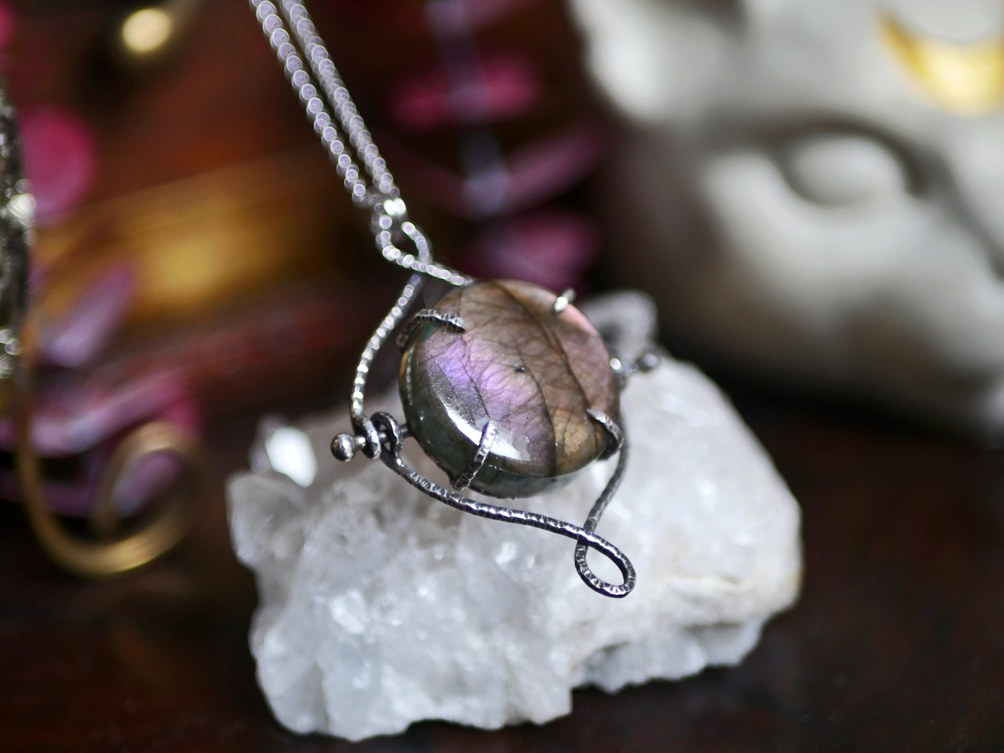 Réservé Eglantine - Talisman réversible Protection & Guérison - Moyen - Labradorite violette & Péridot - Argent 925