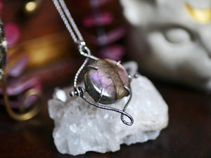 Réservé Eglantine - Talisman réversible Protection & Guérison - Moyen - Labradorite violette & Péridot - Argent 925