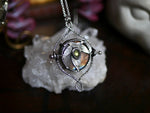 Charger l&#39;image dans la galerie, Réservé Eglantine - Talisman réversible Protection &amp; Guérison - Moyen - Labradorite violette &amp; Péridot - Argent 925
