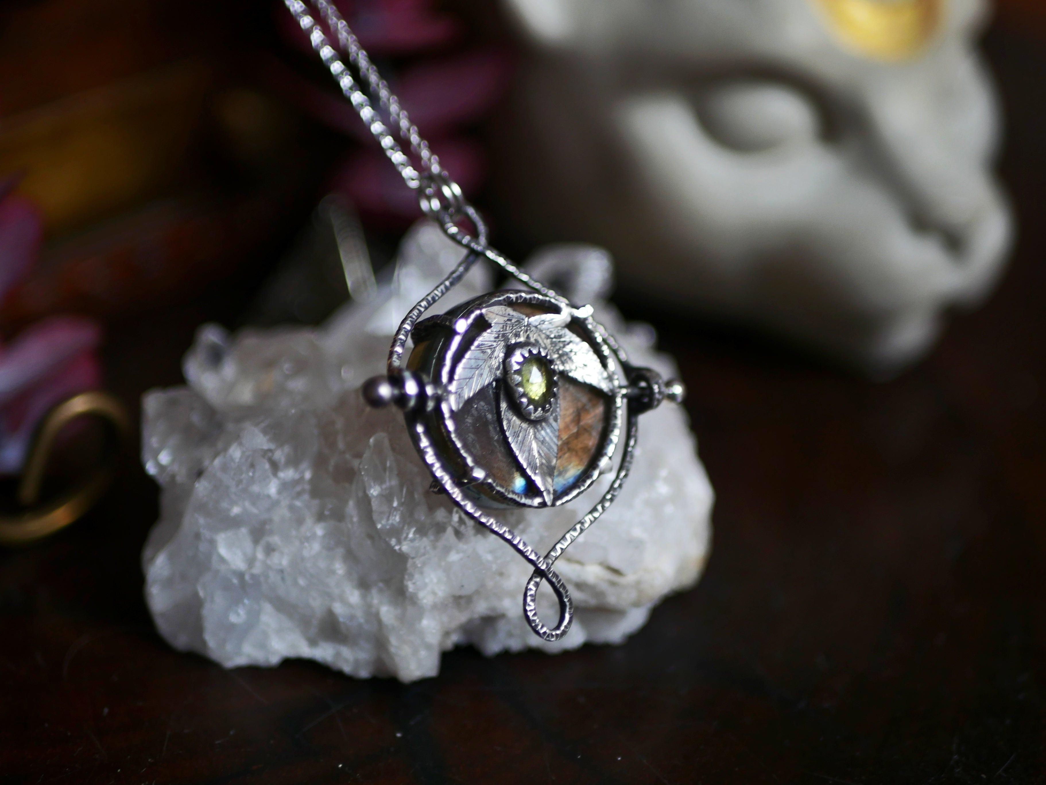 Réservé Eglantine - Talisman réversible Protection & Guérison - Moyen - Labradorite violette & Péridot - Argent 925