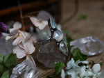 Charger l&#39;image dans la galerie, Bague réglable Métamorphoses - Prasiolite, Pierre de Lune &amp; Calcédoine - Argent 925
