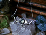 Charger l&#39;image dans la galerie, Collier Art Nouveau V - Calcédoine &amp; Argent 925
