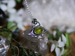 Charger l'image dans la galerie, Amulette Oeil II - Péridot &amp; Argent 925
