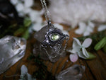 Charger l&#39;image dans la galerie, Amulette Oeil XI - Péridot &amp; Argent 925
