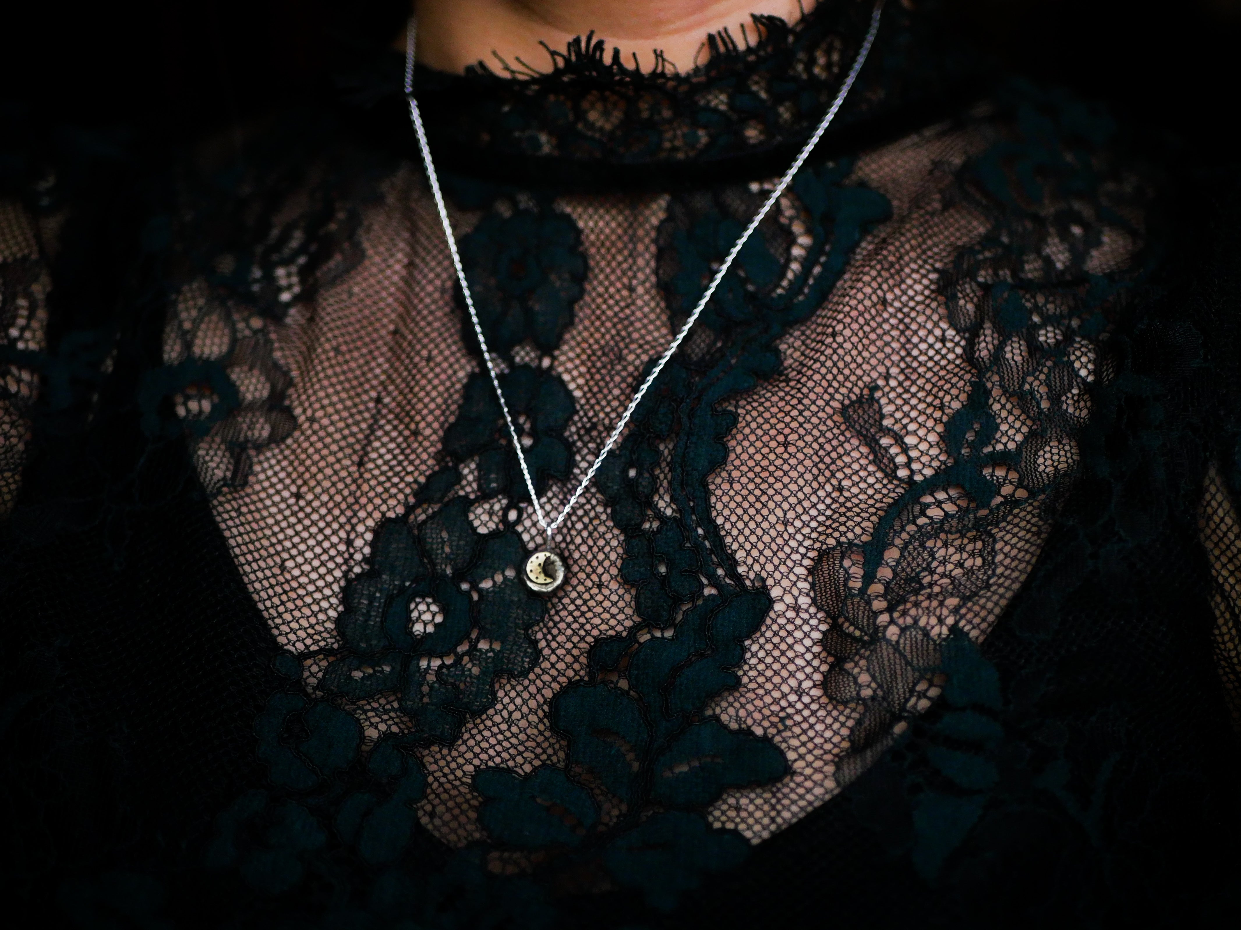 Amulette Pépite Lune - Argent 925 & Laiton