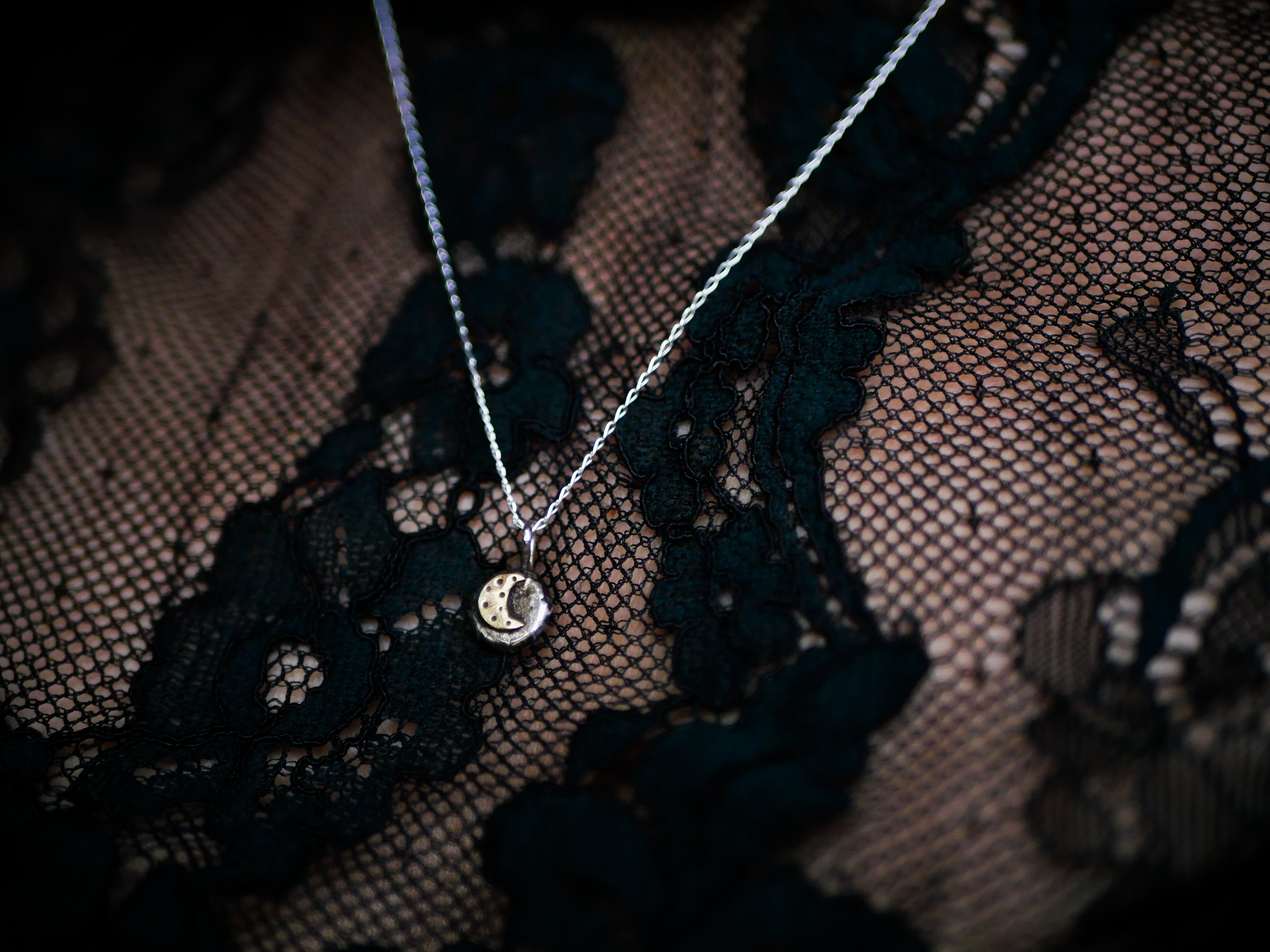 Amulette Pépite Lune - Argent 925 & Laiton