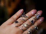 Charger l'image dans la galerie, RÉSERVÉE OLIVIA - Bague Épée Grenat rouge - Argent 925
