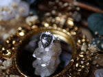 Charger l'image dans la galerie, Bague Ex-Voto I - Nacre noire &amp; Quartz - Argent 925
