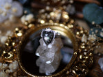 Charger l'image dans la galerie, Bague Ex-Voto I - Nacre noire &amp; Quartz - Argent 925

