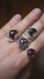 Charger et lire la vidéo dans la visionneuse de la Galerie, Bague Lune - Verre Rouge II - Argent 925
