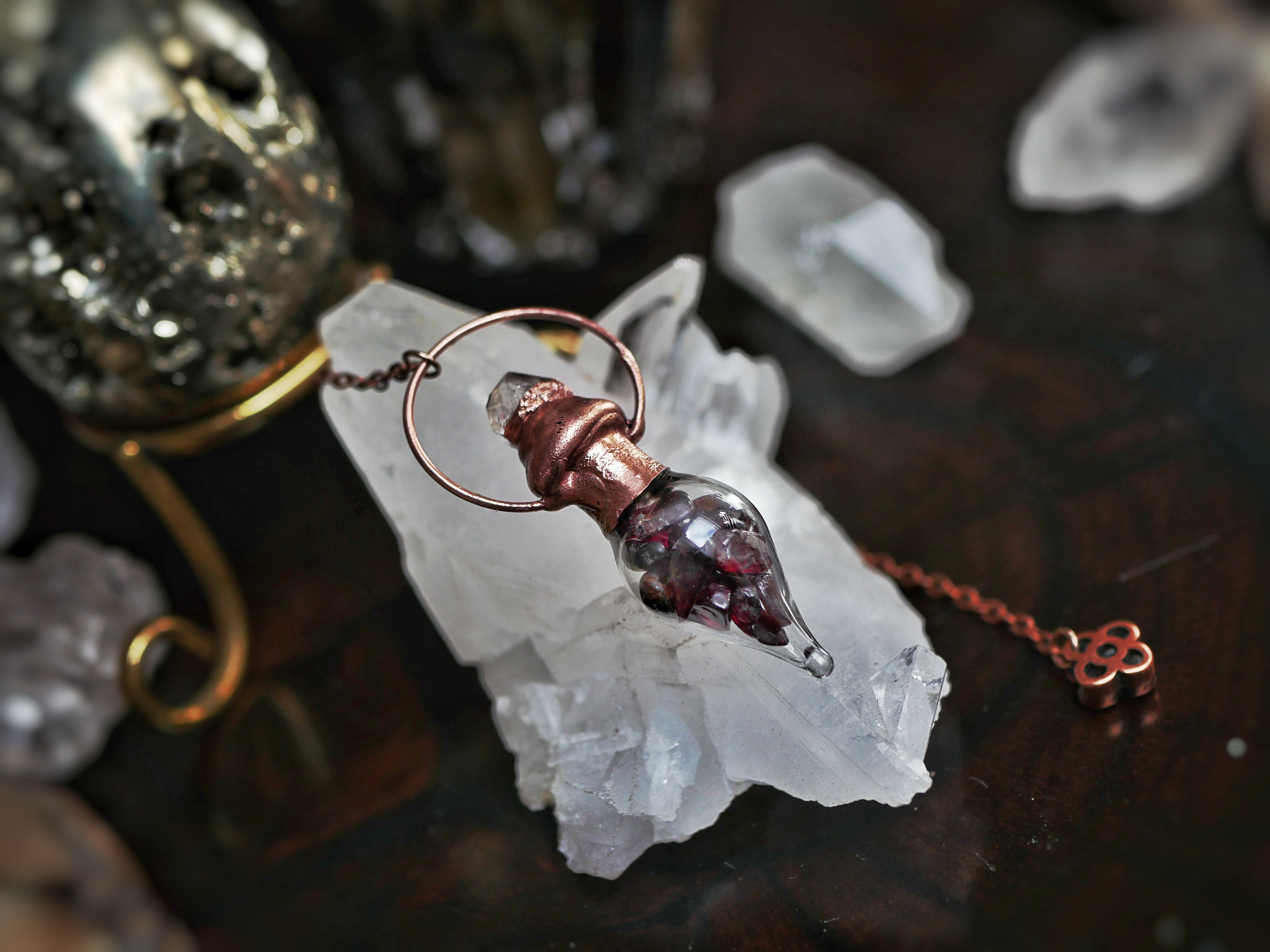 Pendule fiole Grenat Rouge & Diamant d'Herkimer - Cuivre & Verre